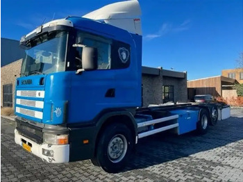 Kamion sa golom šasijom i zatvorenom kabinom SCANIA R114