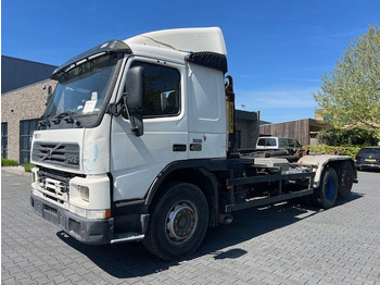 Kamion sa golom šasijom i zatvorenom kabinom VOLVO FM12 420