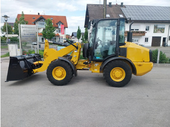Utovarivač točkaš CATERPILLAR 906H