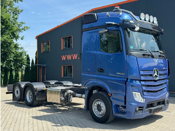 Kamion sa golom šasijom i zatvorenom kabinom MERCEDES-BENZ Actros