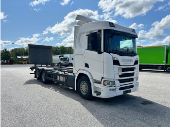 Kamion sa golom šasijom i zatvorenom kabinom SCANIA R 500