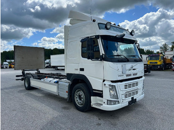 Kamion sa golom šasijom i zatvorenom kabinom VOLVO FM 330