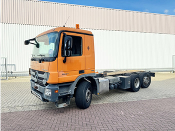 Kamion sa golom šasijom i zatvorenom kabinom MERCEDES-BENZ Actros 2541