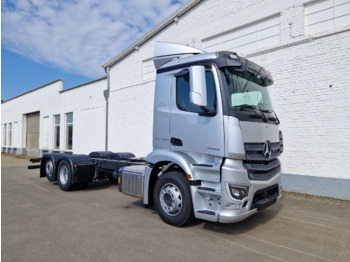 Kamion sa golom šasijom i zatvorenom kabinom MERCEDES-BENZ Actros 2553