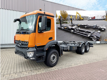 Kamion sa golom šasijom i zatvorenom kabinom MERCEDES-BENZ Arocs