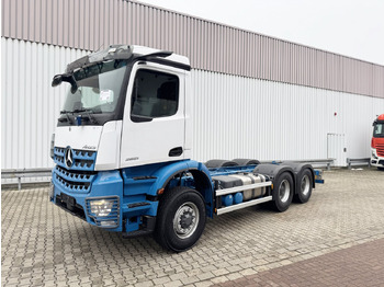 Kamion sa golom šasijom i zatvorenom kabinom MERCEDES-BENZ Arocs 2651