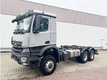 Kamion sa golom šasijom i zatvorenom kabinom MERCEDES-BENZ Arocs