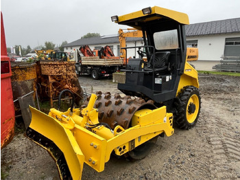 Kompaktor BOMAG Walzenzug BW 124 PDH-4 Planierschild 100 Bstd.: slika 2 Kompaktor BOMAG Walzenzug BW 124 PDH-4 Planierschild 100 Bstd.: slika 2