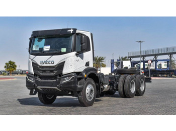 Kamion sa golom šasijom i zatvorenom kabinom IVECO T-WAY