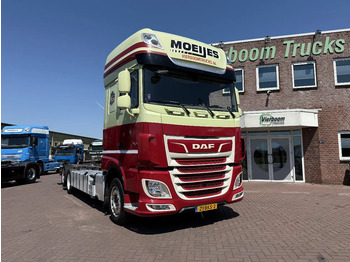 Kamion sa golom šasijom i zatvorenom kabinom DAF XF 480