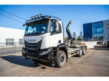 Kamion sa hidrauličnom kukom IVECO X-WAY