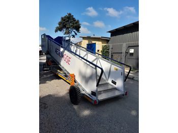 Putničke stepenice AERO-GSE stairs Towable stairs with the pedestrian movement ( 2,4-3,8m): slika 2 Putničke stepenice AERO-GSE stairs Towable stairs with the pedestrian movement ( 2,4-3,8m): slika 2