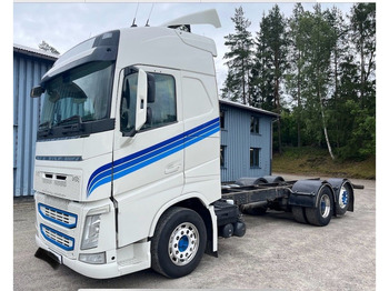 Kamion sa golom šasijom i zatvorenom kabinom VOLVO FH 500
