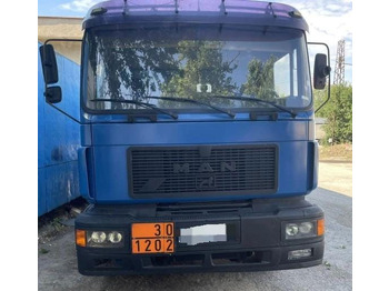 Kamion cisterna MAN