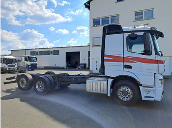 Kamion sa golom šasijom i zatvorenom kabinom MERCEDES-BENZ Actros 2553