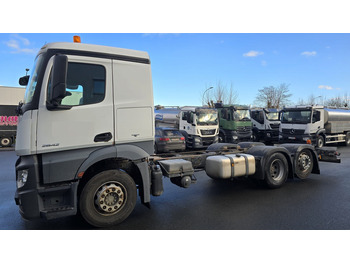 Kamion sa golom šasijom i zatvorenom kabinom Mercedes Benz Actros 2642  Fahrgestell ohne Aufbau (Nr. 5800): slika 2