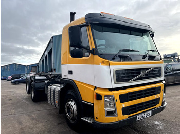 Kamion sa golom šasijom i zatvorenom kabinom VOLVO FM9 260