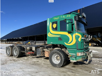 Kamion sa golom šasijom i zatvorenom kabinom SCANIA R124