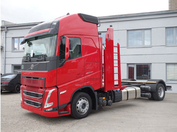 Kamion sa golom šasijom i zatvorenom kabinom VOLVO FH13