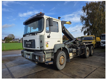 Kamion sa hidrauličnom kukom MAN