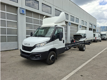 Kamion sa golom šasijom i zatvorenom kabinom IVECO Daily 70c18