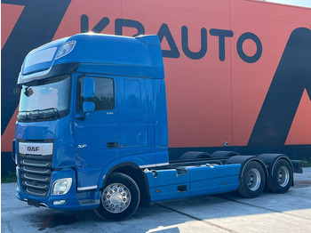 Kamion sa golom šasijom i zatvorenom kabinom DAF XF 530