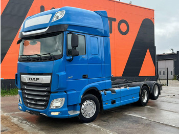 Kamion sa golom šasijom i zatvorenom kabinom DAF XF 530