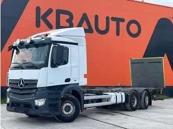 Kamion sa golom šasijom i zatvorenom kabinom MERCEDES-BENZ Antos 2545