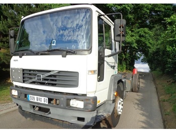Kamion sa golom šasijom i zatvorenom kabinom VOLVO FL