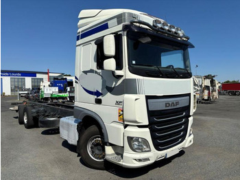 Kamion sa golom šasijom i zatvorenom kabinom DAF XF