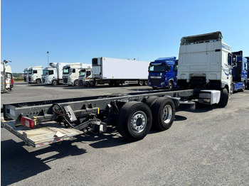 Kamion sa golom šasijom i zatvorenom kabinom DAF XF 410 FAN: slika 3