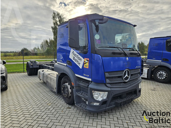 Kamion sa golom šasijom i zatvorenom kabinom MERCEDES-BENZ Actros 1843