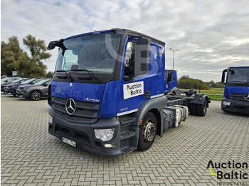 Kamion sa golom šasijom i zatvorenom kabinom MERCEDES-BENZ Actros 1843