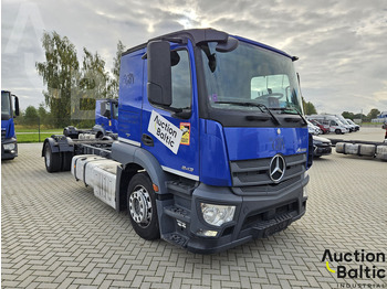 Kamion sa golom šasijom i zatvorenom kabinom MERCEDES-BENZ Actros 1843