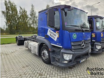 Kamion sa golom šasijom i zatvorenom kabinom MERCEDES-BENZ Actros 1843