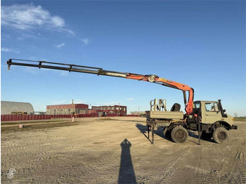 Kamion sa dizalicom UNIMOG