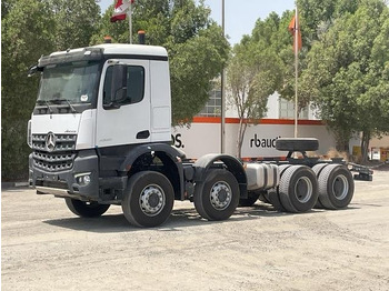 Kamion sa golom šasijom i zatvorenom kabinom MERCEDES-BENZ Arocs