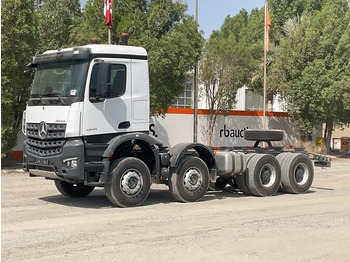 Kamion sa golom šasijom i zatvorenom kabinom MERCEDES-BENZ Arocs