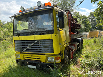 Kamion sa hidrauličnom kukom VOLVO F12