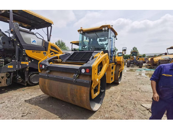 Valjak za puteve XCMG 13ton used small double drum steel road roller XD135TIV: slika 4