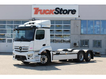 Kamion sa golom šasijom i zatvorenom kabinom MERCEDES-BENZ Actros