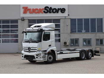 Kamion sa golom šasijom i zatvorenom kabinom MERCEDES-BENZ eActros