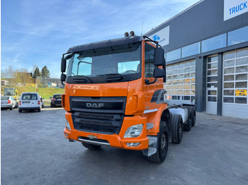 Kamion sa golom šasijom i zatvorenom kabinom DAF CF 440