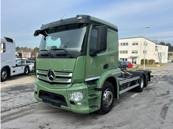 Kamion sa golom šasijom i zatvorenom kabinom MERCEDES-BENZ Actros 2543