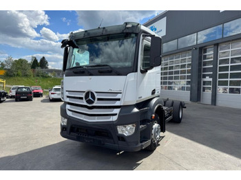 Kamion sa golom šasijom i zatvorenom kabinom MERCEDES-BENZ Antos