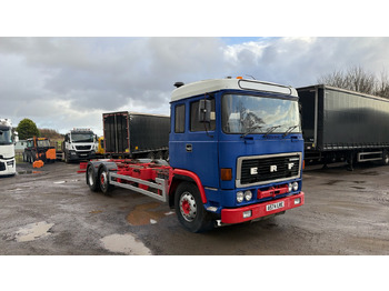 Kamion sa golom šasijom i zatvorenom kabinom