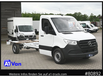 Kamion sa golom šasijom i zatvorenom kabinom MERCEDES-BENZ Sprinter 317