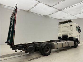 Kamion sa golom šasijom i zatvorenom kabinom DAF XF 460 Space Cab: slika 4