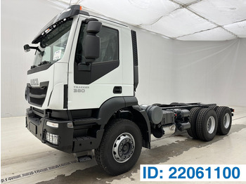 Kamion sa golom šasijom i zatvorenom kabinom IVECO Trakker