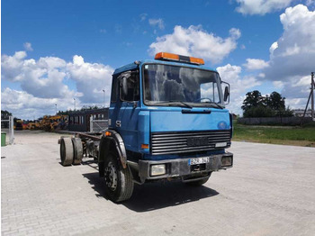 Kamion sa golom šasijom i zatvorenom kabinom Iveco Magirus 190-26 water cooling chassis truck: slika 2